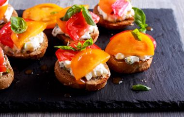 Peynir ve fesleğen tepesinde domates bruschetta 