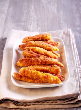 tavuk nuggets plaka üzerinde