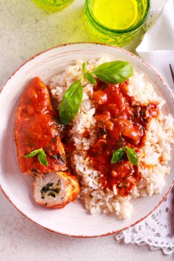 Mozzarella ve fesleğen ile tavuk göğsü dolması 