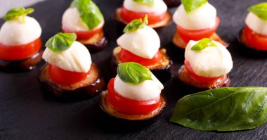 Patlıcan, domates ve mozzarella mezeler 