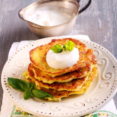 Kabak ve beyaz börek plaka üzerinde ekşi krema ile