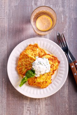 Yoğurt ve fesleğen ile kabak ve beyaz peynir kek 