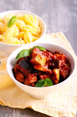 Sebze domates sosu ve makarna 