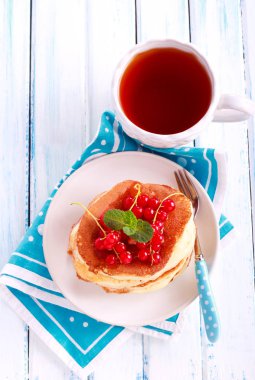 Yığın krep üstüne çilek ile 