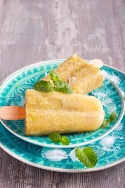 Mavi plaka üzerinde yeşil popsicles