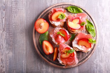 Erik, jambon ve ricotta bruschetta 