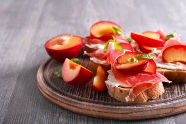 Erik, jambon ve ricotta bruschetta 