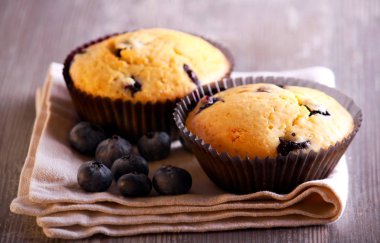 Blueberry muffins peçete üzerinde 