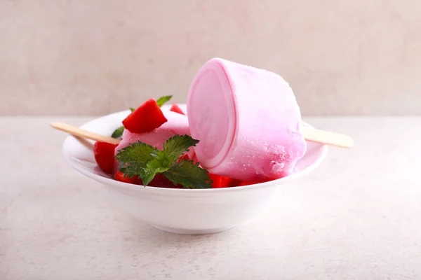 Заморожені ягідні йогурти , — стокове фото