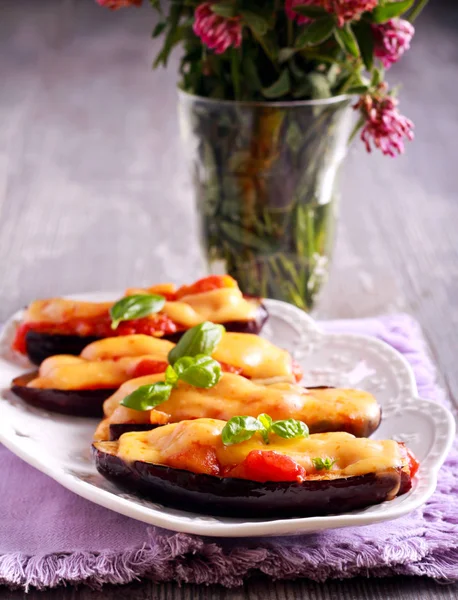 Melanzane ripiene con condimento al formaggio — Foto Stock