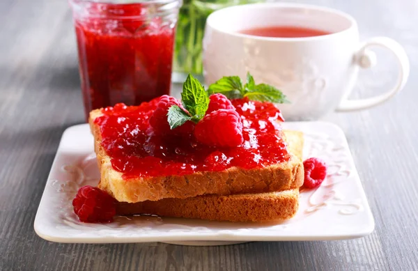 Toasty s domácí malinovou marmeládou, — Stock fotografie