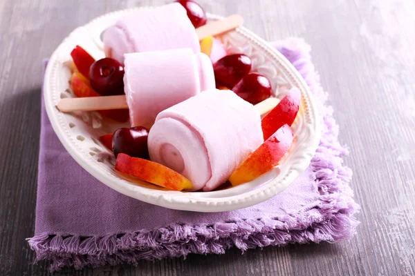 Gelo de iogurte de frutas e bagas congeladas — Fotografia de Stock