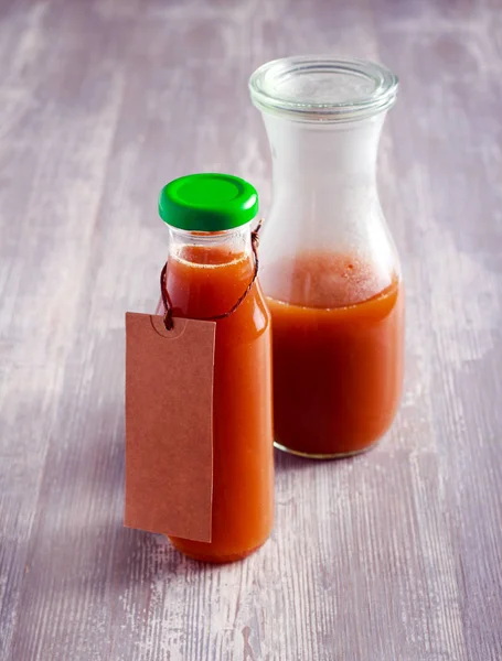 Ketchup de grosella casera en una botella — Foto de Stock