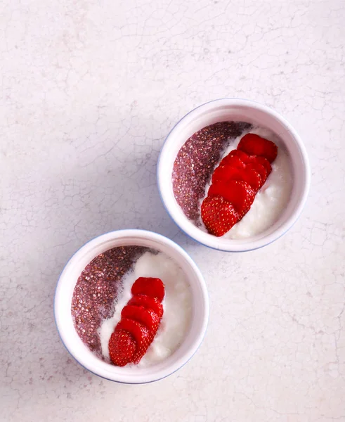Пудинг из семян чиа с йогуртом и клубникой — стоковое фото