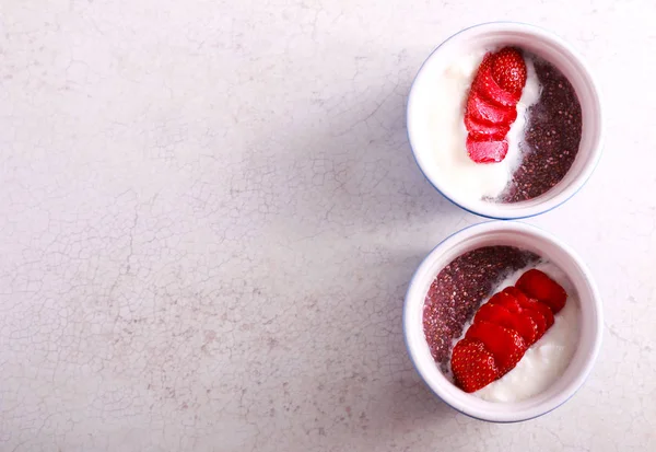 Chia Nasiona pudding z jogurtem i truskawkami — Zdjęcie stockowe
