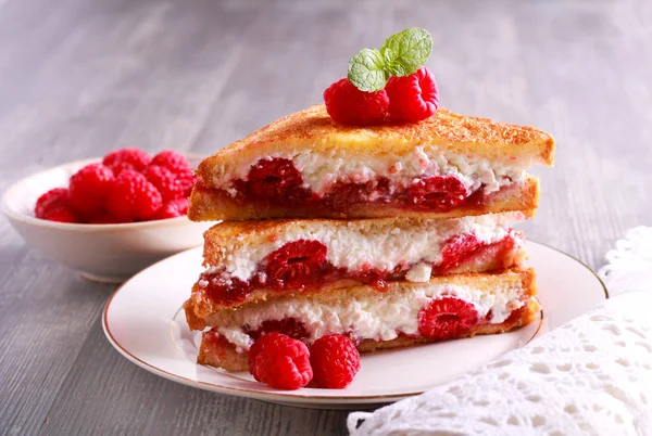 Raspberry stuffed french toasts — Stock Photo, Image