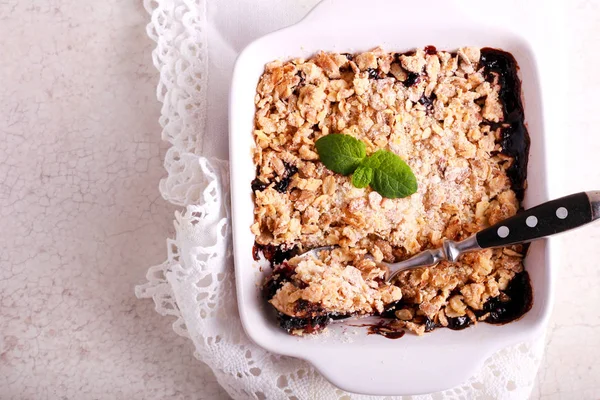Berry crumble cake in a tin — Stock Photo, Image