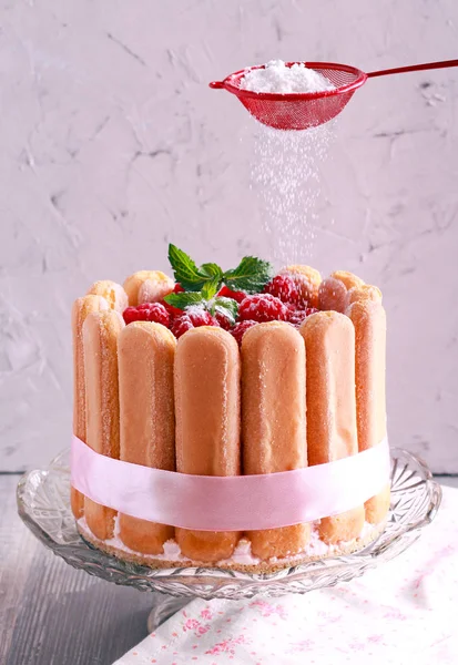 Raspberry charlotte taart met poedersuiker — Stockfoto
