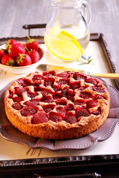 Tarta de fresa servida en plato — Foto de Stock