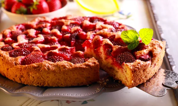 Torta alla fragola, affettata e servita — Foto Stock