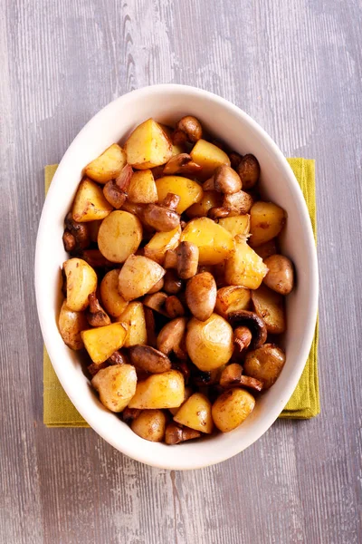 Baked potatoes and mushrooms in  a tin — Stock Photo, Image