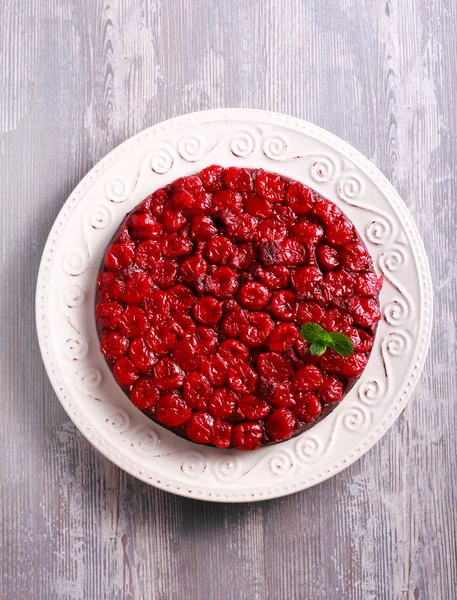 Torta al revés de chocolate con cereza agria —  Fotos de Stock