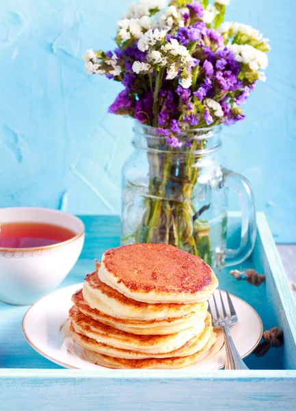 Stapel pannenkoeken op plaat, geserveerd — Stockfoto