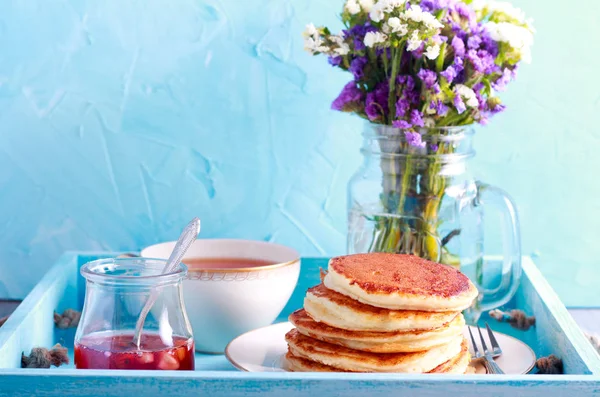 Stapel pannenkoeken op bord — Stockfoto