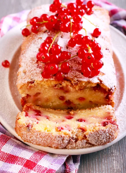 Red currant cake with icing sugar — Stock Photo, Image