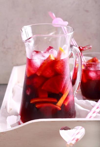 Koude sangria cocktail drinken — Stockfoto