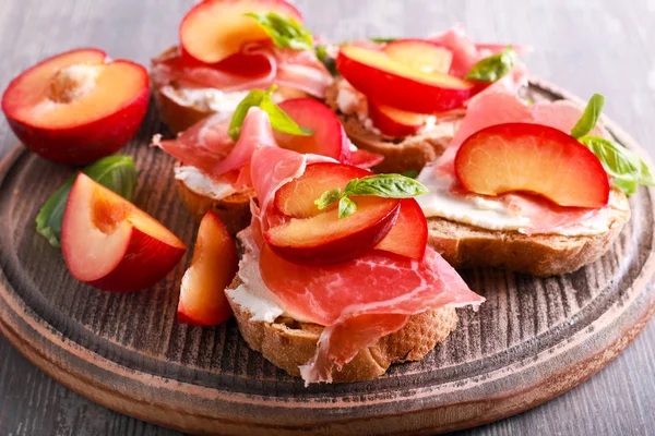 Erik, jambon ve ricotta bruschetta — Stok fotoğraf