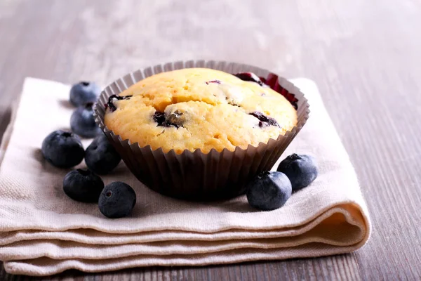 Muffins de mirtilo em guardanapo — Fotografia de Stock