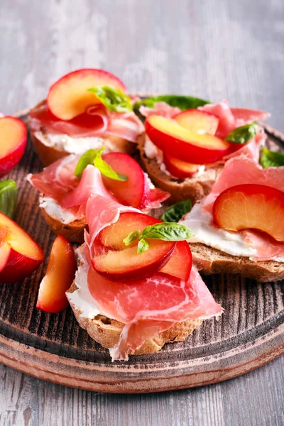 Plum, prosciutto i ricotta bruschetta — Zdjęcie stockowe