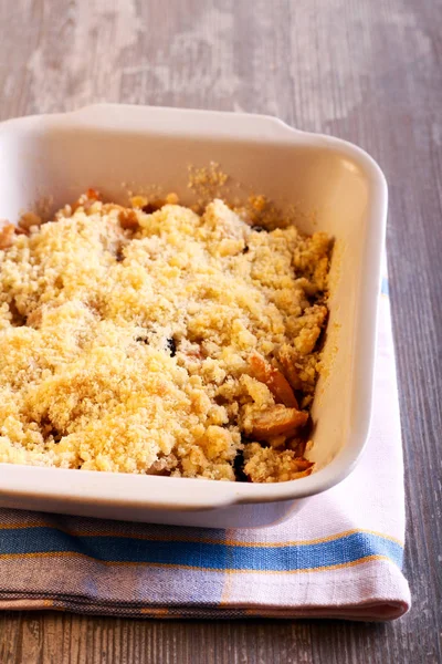 Pear and berry crumble cake — Stock Photo, Image