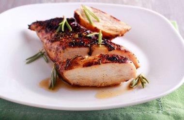 Hardal ve biberiye ile tavuk fileto 