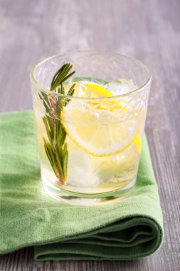 Soğuk limon ve biberiye içecek 