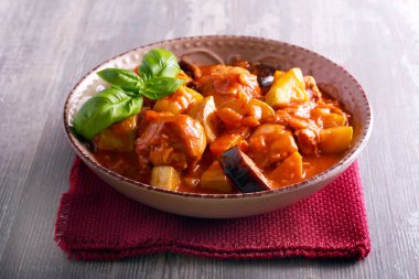 Tavuk sopaları ve sebze güveç 