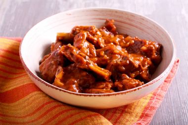 Domuz kaburga sos ile 