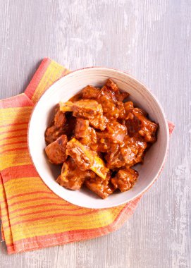 Domuz kaburga bir kasede sos ile