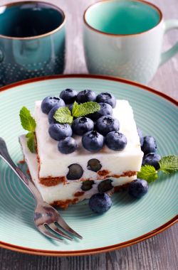 Yaban mersinli cheesecake barlar 