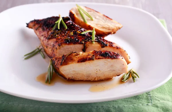 Hardal ve biberiye ile tavuk fileto 