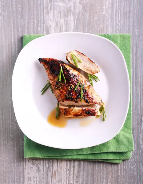 Hardal ve biberiye ile tavuk fileto 