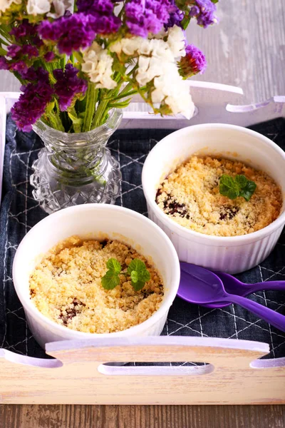 Blackberry and pear crumble cakes — Stock Photo, Image