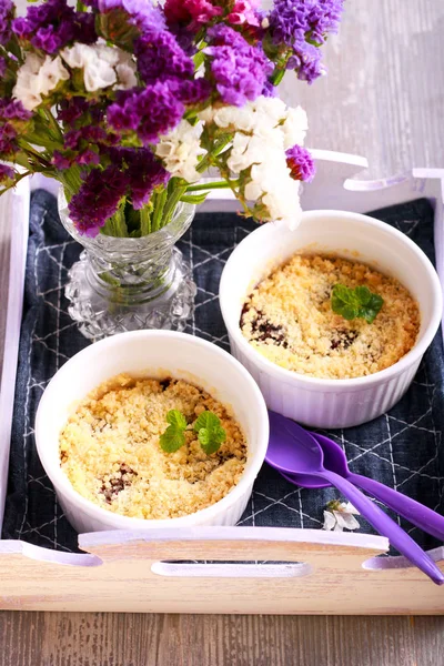 Blackberry and pear crumble cakes — Stock Photo, Image