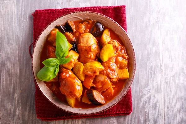 Baquetas de frango e guisado de legumes em uma tigela — Fotografia de Stock