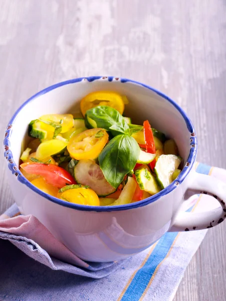 Kleurrijke groente salade met basilicum — Stockfoto