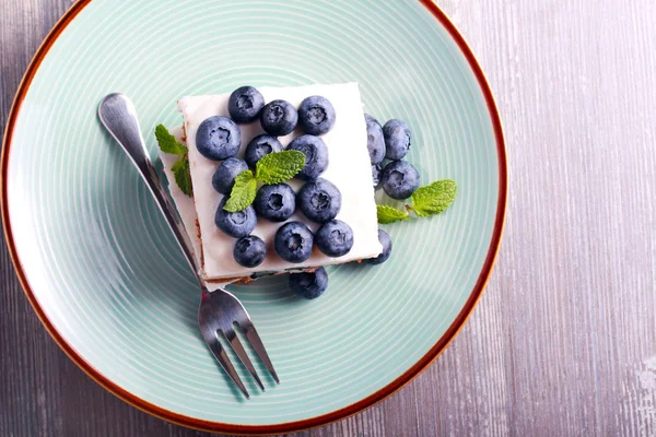 Barras de cheesecake de mirtilo na placa azul — Fotografia de Stock