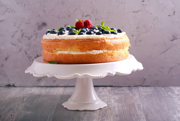 Gâteau à la crème aux baies et noix — Photo