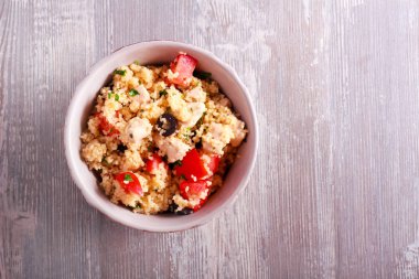 Kuskus, tavuk, domates, zeytin, maydanoz salatası