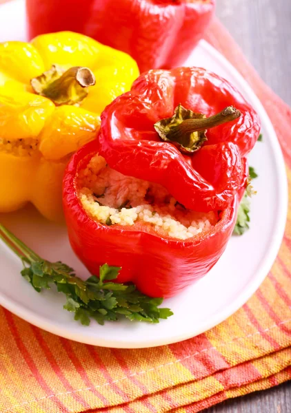 Pimiento rojo y amarillo relleno — Foto de Stock